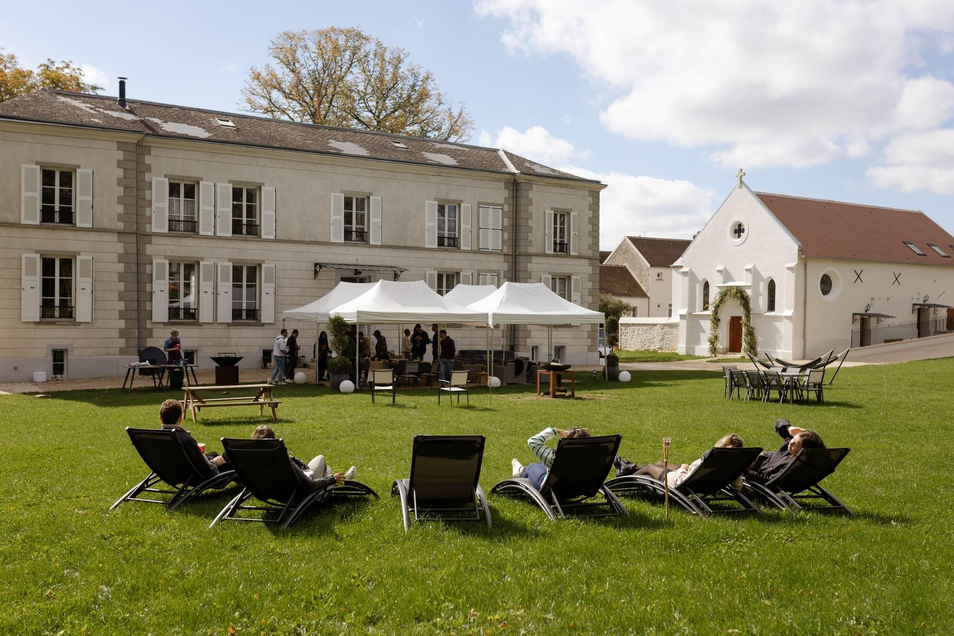 Détente devant le château
